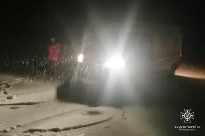 Негода вирує: на Вінниччині рятувальники витягли зі снігового замету «швидку»