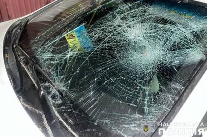 На Вінниччині затримали чоловіка, який за одну ніч пошкодив дві автівки, викрав цінні речі та транспортний засіб