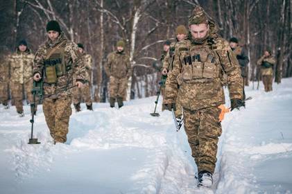 Ризик та відвага на «шляху до Перемоги»: Генеральний штаб опублікував фото небезпечної, але такої важливої роботи саперів