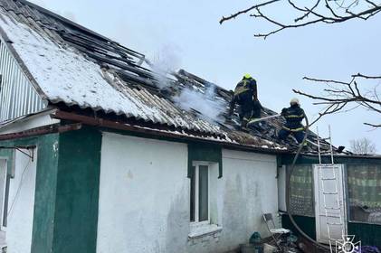 На Вінниччині палав приватний житловий будинок: згоріла частина даху та сіно