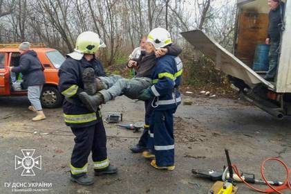 Рятувальники допомогли водієві транспортного засобу: деталі