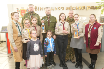 Захиснику з Вінниці передали лампадку з Вифлеємським вогнем Миру: де її розмістили