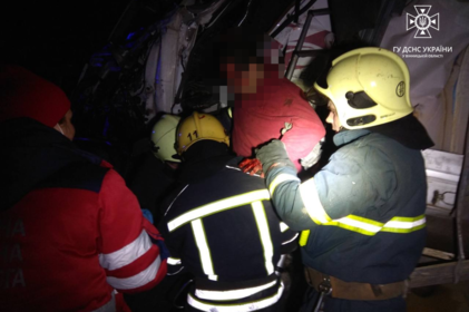 На Вінниччині рятувальники деблокували із вантажівок двох водіїв