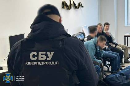 100 шахрайських call-центрів викрили за добу в Україні: один працював з колонії на Вінниччині