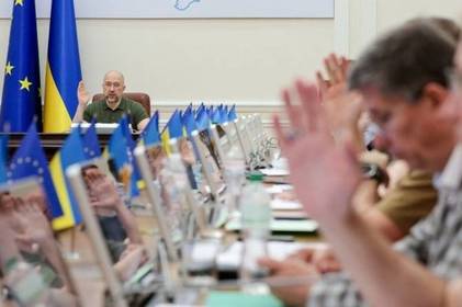 В Україні затвердили нову систему оплати праці держслужбовців і скоротили посади для чиновників