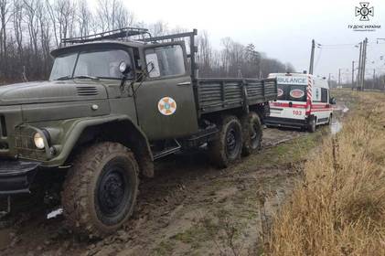 На Вінниччині швидка, яка їхала на виклик, застрягла в болоті