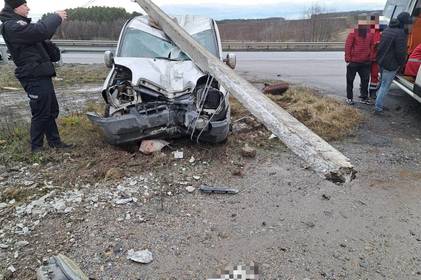 На Вінниччині п'яний водій на викраденому авто в’їхав у бетонну опору На Вінниччині п'яний водій на викраденому авто в’їхав у бетонну опору