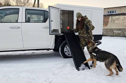Комфортні та безпечні умови для перевезення чотирилапих фахівців: поліція показала нове авто для кінологів та службових собак