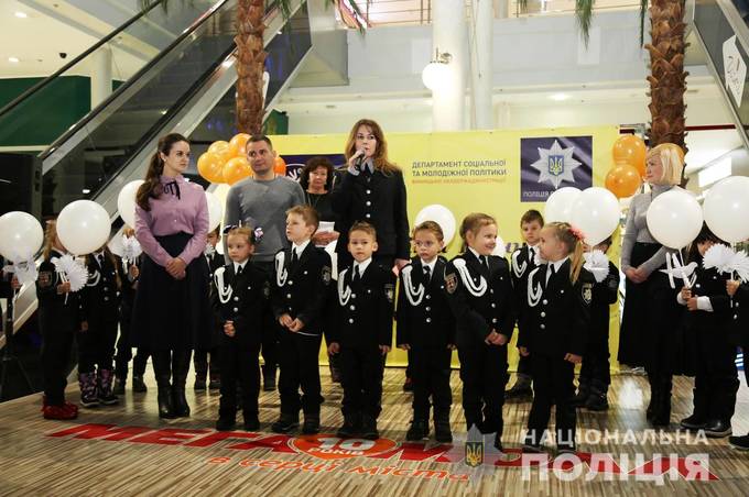 У Вінниці поліцейські разом з дітьми провели соціальну акцію проти насильства