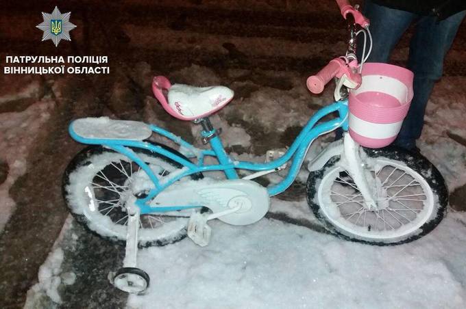 Правоохоронці з'ясовують, що робив опівночі дорослий чоловік з дитячим велосипедом на вулиці Матроса Кішки