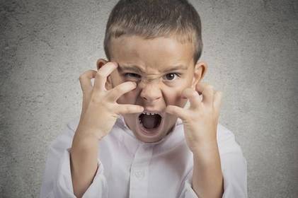 Чому насправді діти кричать і б’ються: причини і що робити
