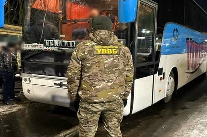 Індивідуальний підхід до пасажирів: прикордонники затримали водія автобусу, який незаконно переправляв чоловіків за кордон