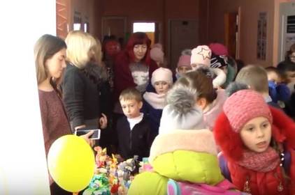 В школі №29 влаштували благодійний ярмарок, аби допомогти онкохворим діткам В школі №29 влаштували благодійний ярмарок, аби допомогти онкохворим діткам