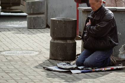 Затримали чоловіка, який примушував переселенця з інвалідністю жебракувати Затримали чоловіка, який примушував переселенця з інвалідністю жебракувати