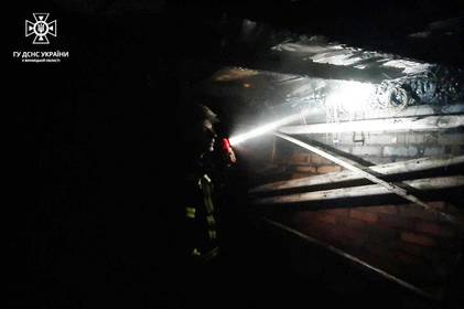 Вогонь знищив авто “БМВ”, будівельні інструменти та частину гаража: на Вінниччині рятувальники погасили пожежу