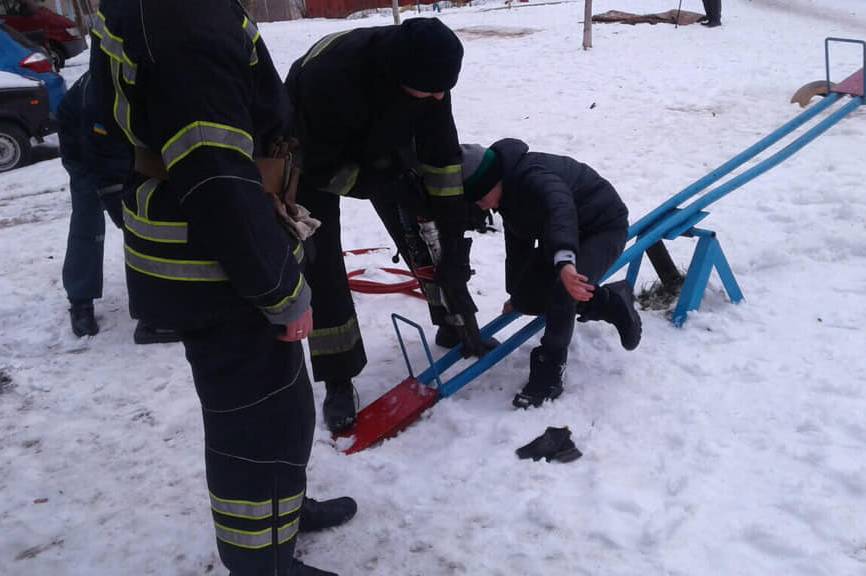 Вінницькі рятувальники визволяли 11-річного школяра, нога якого застрягла в гойдалці