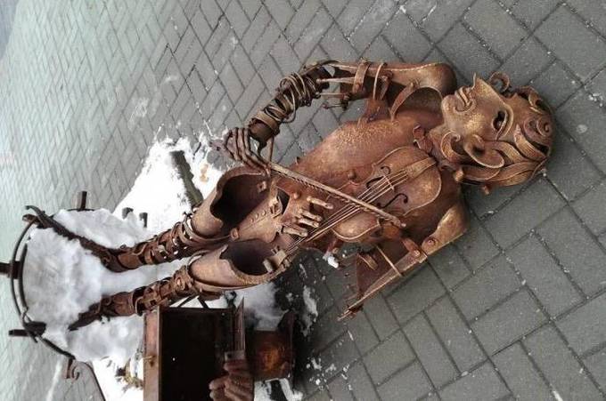На Європейській площі повалено скульптуру скрипаля