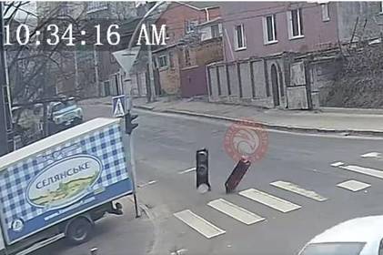 В результаті ДТП на перехресті вулиць Данила Нечая та Дубовецької зламався світлофор: подробиці В результаті ДТП на перехресті вулиць Данила Нечая та Дубовецької зламався світлофор: подробиці