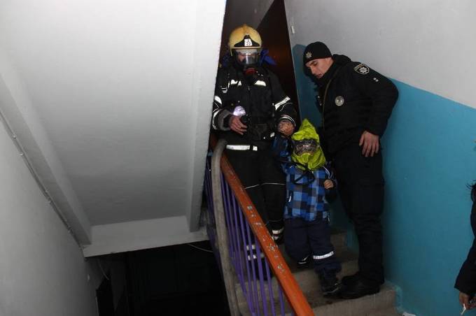 На вул. Чорновола горіла квартира: рятувальники евакуювали 20 мешканців під'їзду
