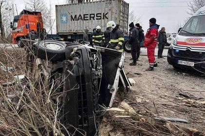 На Вінниччині внаслідок ДТП авто з'їхало в кювет та перекинулось (фото)
