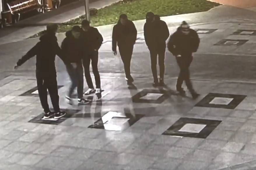 Розшукують молодиків, які пошкодили оглядові колодязі на площі Могилка
