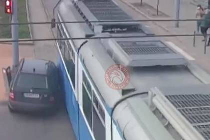 У Вінниці авто зіштовхнулось з трамваєм: що відомо
