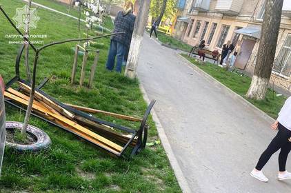 У Вінниці чоловік без водійського посвідчення та напідпитку в'їхав у лавку біля багатоповерхівки