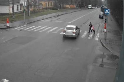 У Вінниці ледь не збили жінку з дитиною на пішохідному переході: подробиці