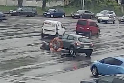 У Вінниці водій електросамокату потрапив під колеса автомобіля У Вінниці водій електросамокату потрапив під колеса автомобіля