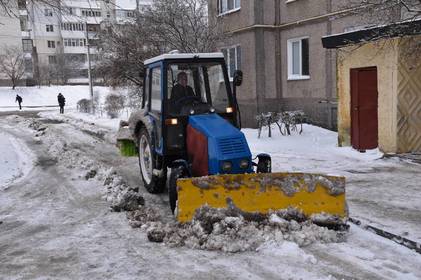 З вчорашнього вечора прибиральна техніка розчищала місто від снігу З вчорашнього вечора прибиральна техніка розчищала місто від снігу