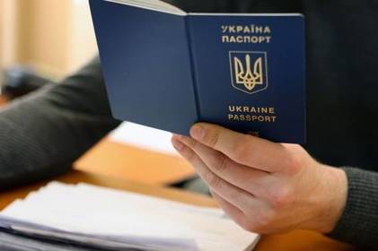 Українські чоловіки призовного віку зможуть отримати паспорт тільки в Україні: рішення Кабміну