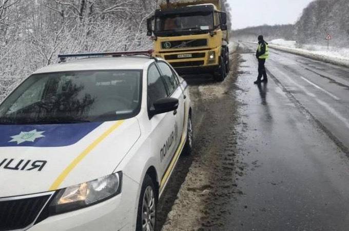 Поліцейські надають допомогу водіям на автошляхах області 