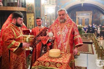 У головному соборі Вінниці звершили святкове богослужіння у Пасхальну ніч