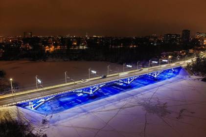 Київський міст підсвітили