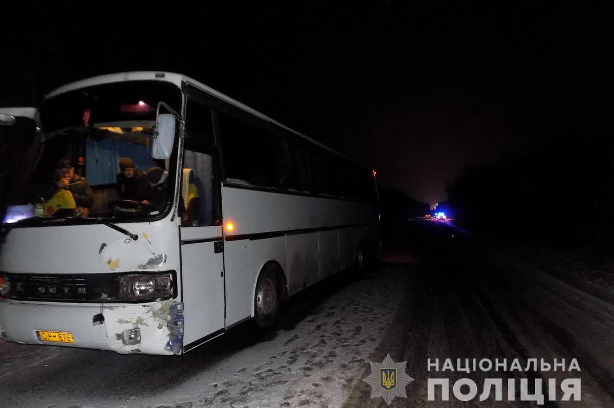 Неподалік Вінниці водій рейсового автобуса насмерть збив пішохода