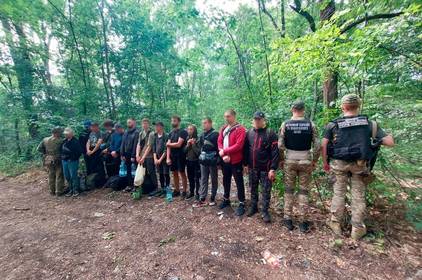 Прикордонники у лісі виявили групу чоловіків, які планували незаконну подорож за кордон Прикордонники у лісі виявили групу чоловіків, які планували незаконну подорож за кордон