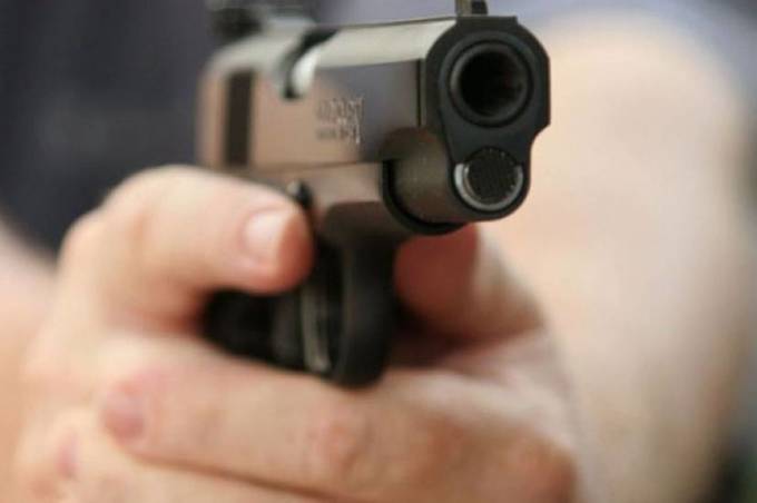 В одному з кафе-барів Вінниці нетверезий молодик погрожував присутнім пістолетом