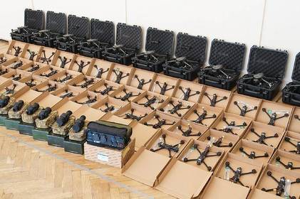 Команда Міжрегіонального координаційного гуманітарного штабу передала військовим чергову партію дронів і квадрокоптерів Команда Міжрегіонального координаційного гуманітарного штабу передала військовим чергову партію дронів і квадрокоптерів