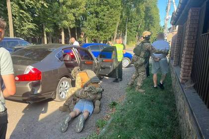 У Вінниці затримано злочинну групу, яка заробляла до 600 тисяч гривень щомісяця на наркотиках У Вінниці затримано злочинну групу, яка заробляла до 600 тисяч гривень щомісяця на наркотиках