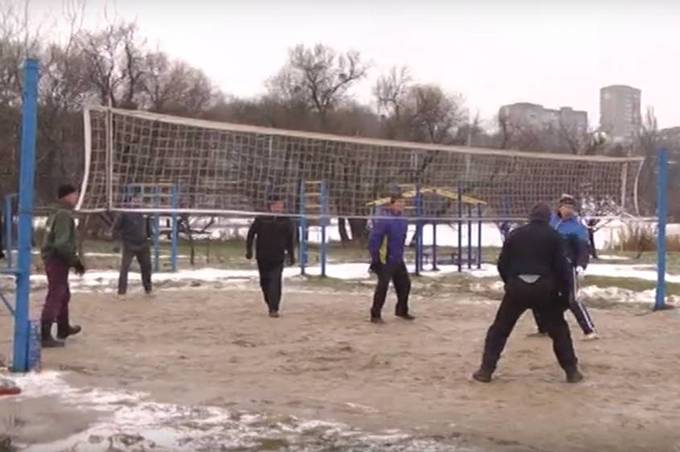 Вінничани 35 років грають у "зимовий волейбол"
