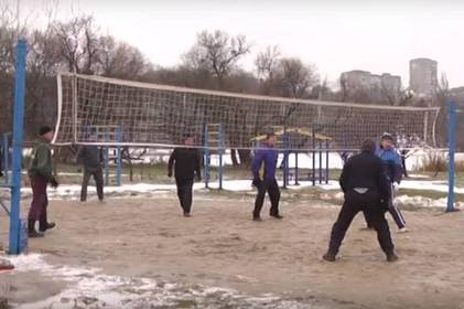 Вінничани 35 років грають у "зимовий волейбол" Вінничани 35 років грають у "зимовий волейбол"