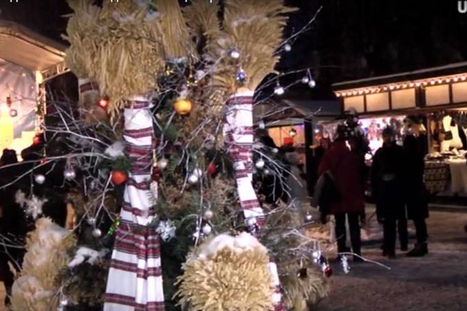 На площі Європейській встановили триметровий Різдвяний дідух