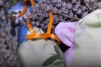 Вінничанка виготовляє арома подушечки з лавандою для фронту Вінничанка виготовляє арома подушечки з лавандою для фронту