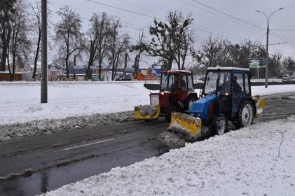 Із початком снігопаду комунальні служби почали обробляти вулиці міста протиожеледними засобами