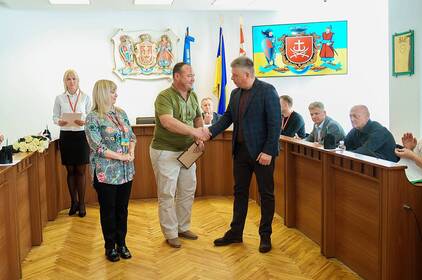 Вінницька громада вручила сертифікат на авто військовому: подробиці
Вінницька громада вручила сертифікат на авто військовому: подробиці