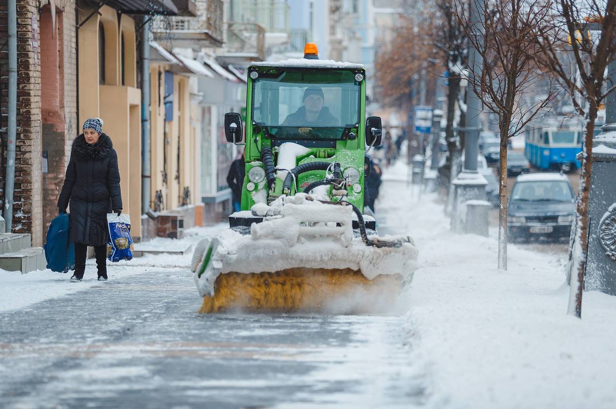 У Вінниці понад 600 двірників та близько 60 одиниць техніки прибирають сніг