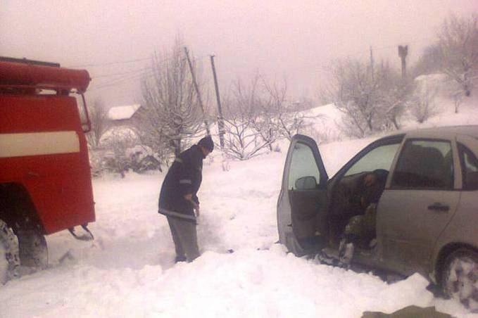 Минулої доби рятувальники витягали зі снігових заметів чотири автівки та карету екстренної медичної допомоги