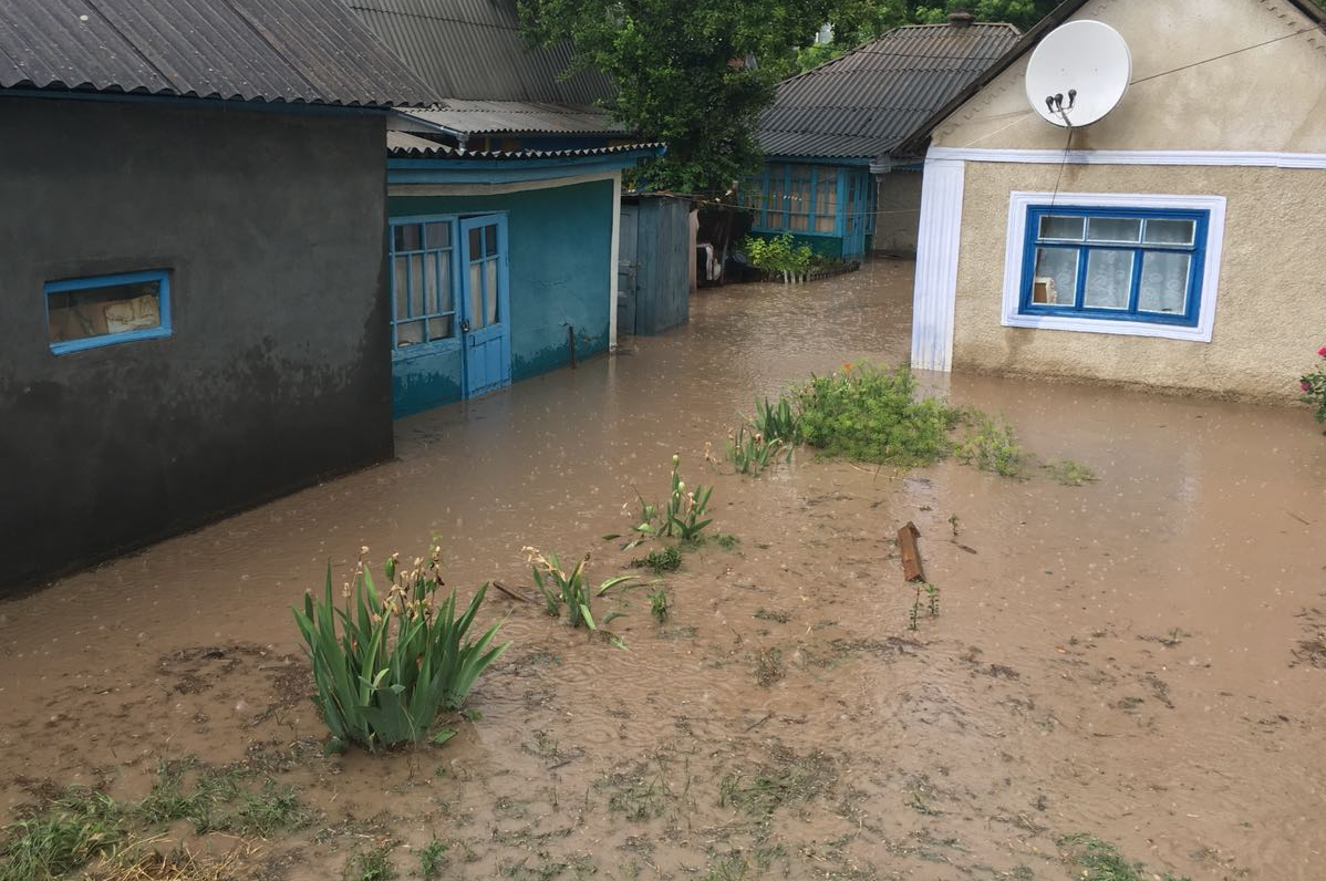 В Могилів-Подільському дощова вода підтопила три домогосподарства