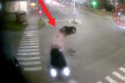 У Вінниці BMW, в який врізалася інша автівка, зніс рекламний щит та збив жінку У Вінниці BMW, в який врізалася інша автівка, зніс рекламний щит та збив жінку