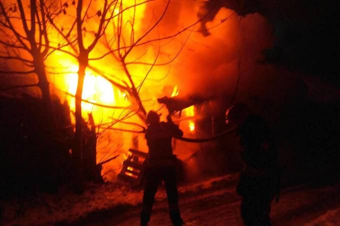 Вночі рятувальники гасили пожежу на господарчих будівлях по вул. Стрілецькій
